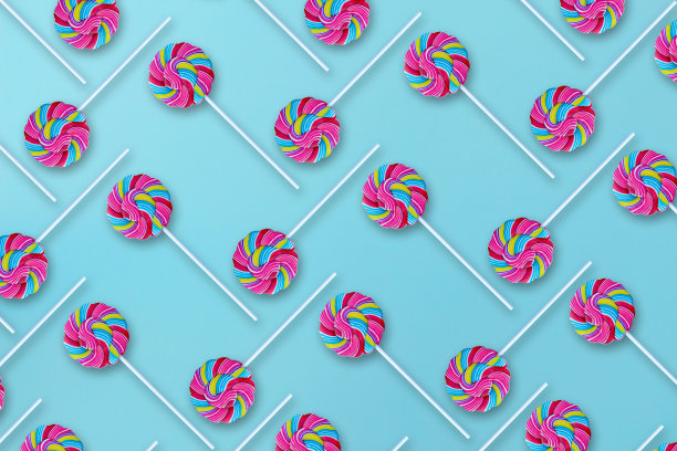 蓝色背景上的多色棒棒糖图片下载