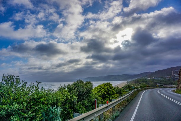 在澳大利亚维多利亚州的大洋公路上的汽车之旅图片下载