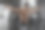 肌肉男在健身房锻炼。强壮的男性赤裸上身腹肌素材图片