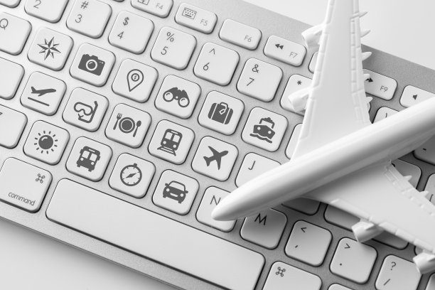 电脑键盘上的旅游图标为在线预订概念图片下载