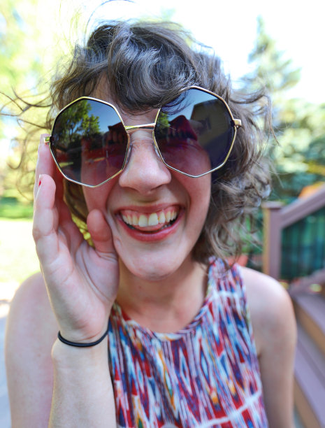 鱼眼人像的一个书呆子女人和有趣的面部表情图片下载