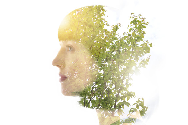 一个年轻女子变形成树的照片多次曝光图片下载