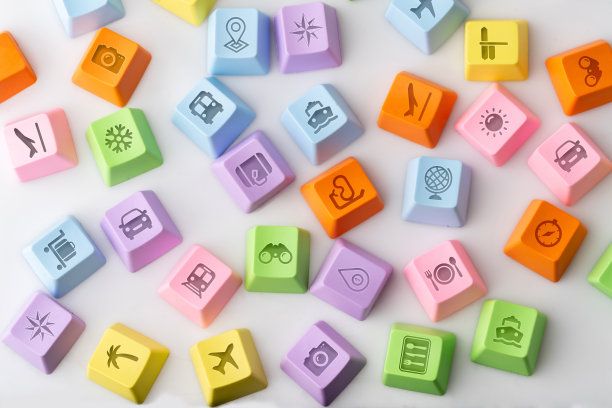 电脑键盘上的彩色旅游图标为在线预订概念图片下载