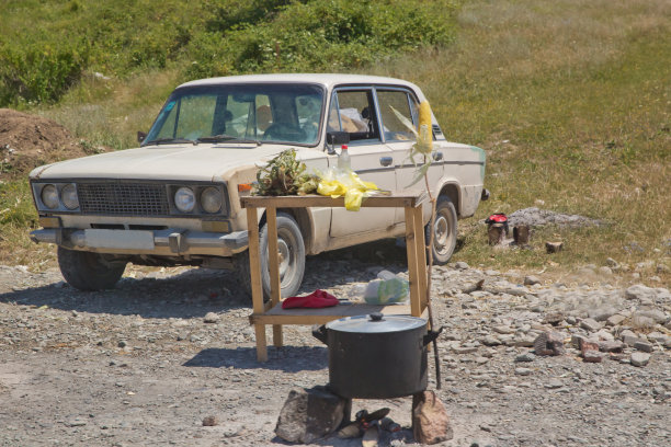 他们在路边卖卷心菜，用锅炉煮玉米。用大锅炉煮玉米。旧苏联机器图片下载