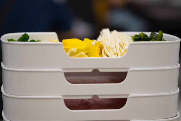 近距离的新鲜蔬菜设置sukiyaki或涮锅在白色托盘图片下载