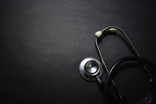 听诊器孤立在黑色背景上。医疗保健/医学概念图片下载