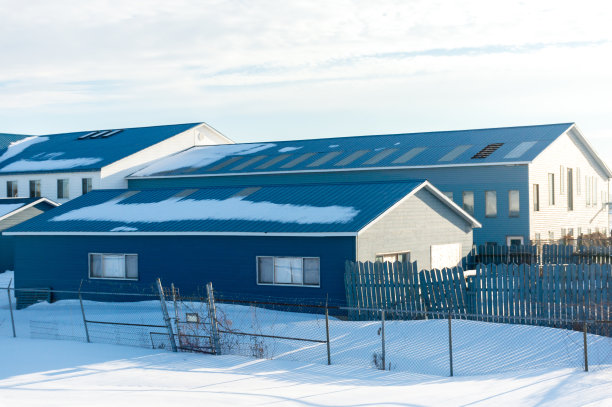 蒙特利尔机场附近积雪中的老建筑图片下载