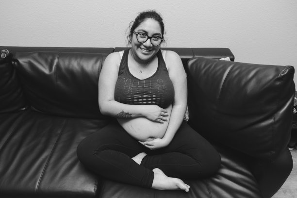 美丽的西班牙妇女怀孕中期图片下载