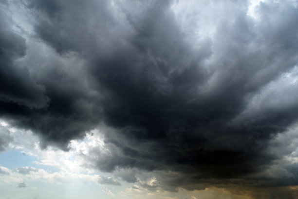 深灰色多云的天空图片下载