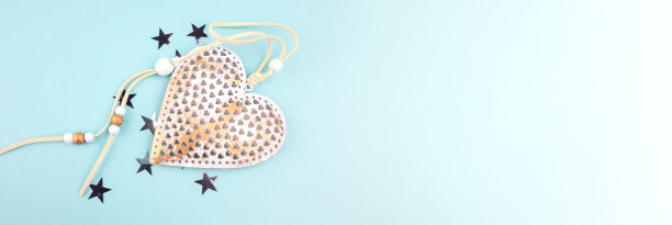 蓝色背景上不寻常的装饰金属心。图片下载