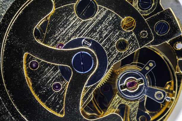 一个古老的模拟自动上弦手表的内部机制的特写图片下载