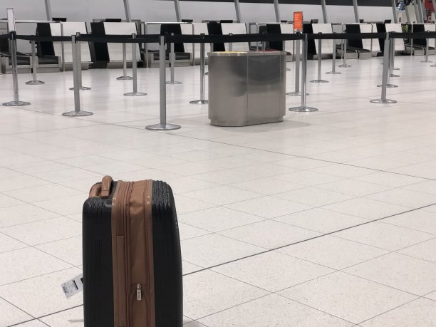 行李在机场办理登机手续图片下载