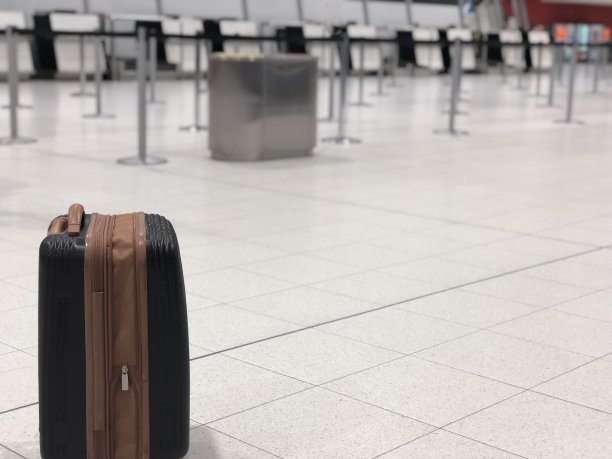 机场办理登机手续图片下载