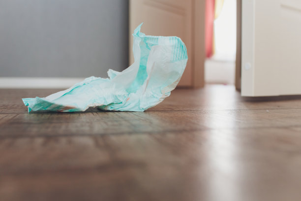 给婴儿换尿布，有些在地板上用。图片下载