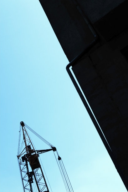 建筑起重机和一部分墙的剪影图片下载