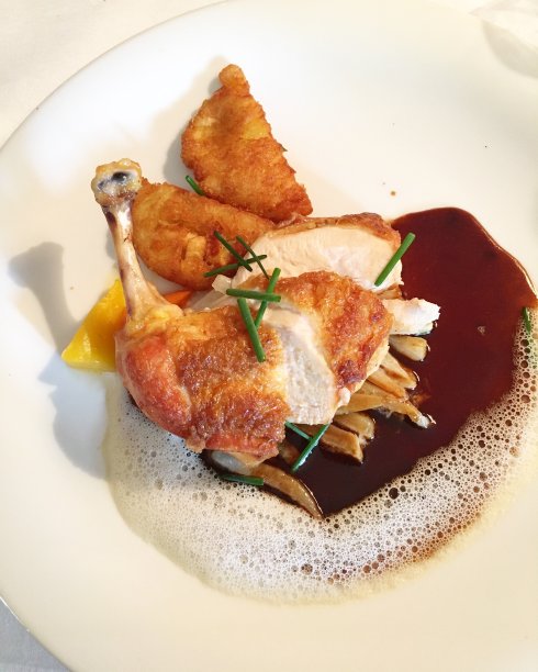 盘子里的烤鸡腿图片下载