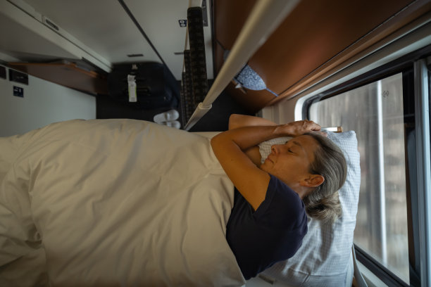 俯视图一位女游客在火车卧铺车厢里睡觉图片下载