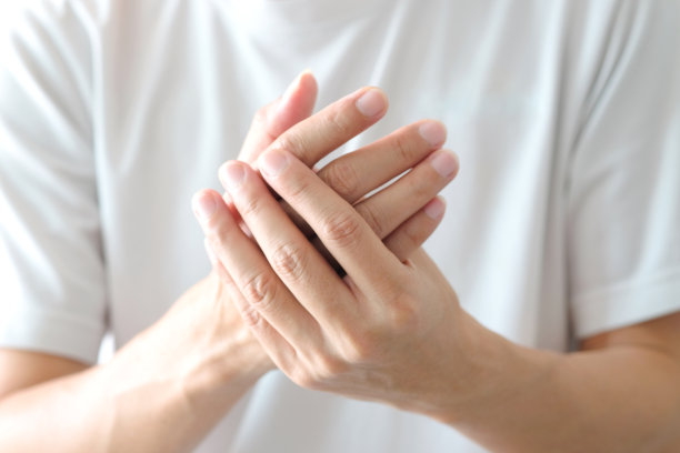 电脑使用者的手会对手指造成疼痛和伤害。从综合征，健康和物理概念图片下载