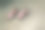 粉红色的小女孩凉鞋放在木质的硬木地板上图片下载
