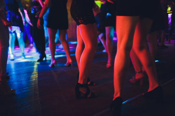 美丽年轻女子的脚近在家里，柔软的紫色地毯地板，可以用作背景。图片下载