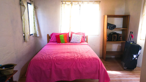 一间白色和粉色的带有木床的乡村风格的房间图片下载