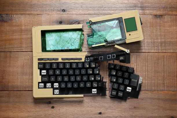 破碎的笔记本电脑图片下载