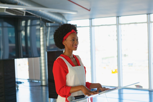 一位女性高管在办公室的会议室练习她的演讲图片下载