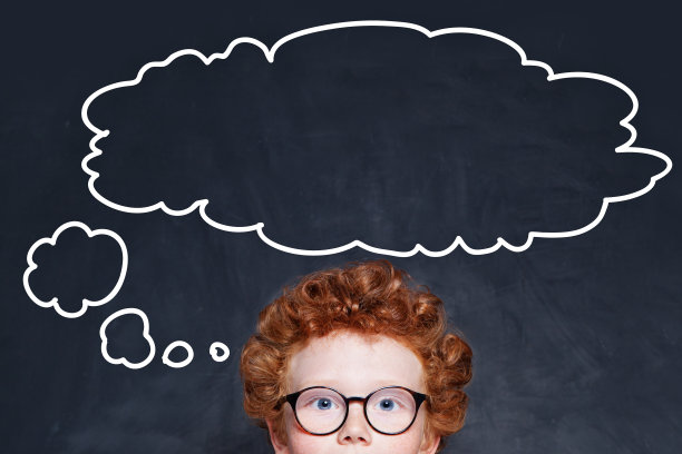 孩子和大空洞的语言云泡泡在黑板上图片下载