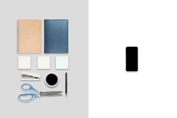 平放办公桌子与笔记本电脑，数字平板电脑，手机和配件的照片。以现代色调为背景。桌面办公室模型概念。图片下载