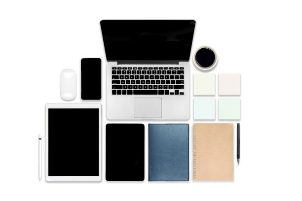 平放办公桌子与笔记本电脑，数字平板电脑，手机和配件的照片。以现代色调为背景。桌面办公室模型概念。图片下载
