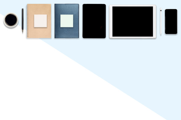 平放办公桌子与笔记本电脑，数字平板电脑，手机和配件的照片。以现代色调为背景。桌面办公室模型概念。图片下载