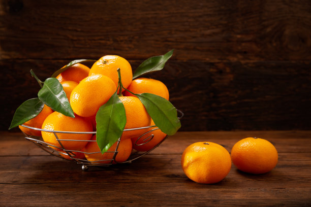 新鲜的桔子，水果或带叶子的橘子图片下载