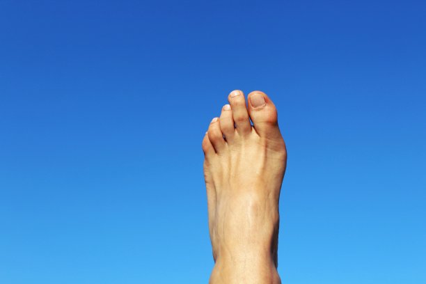 一个女人的脚伸到了空中图片下载