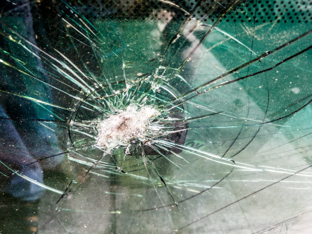 道路交通事故造成的挡风玻璃破损图片下载