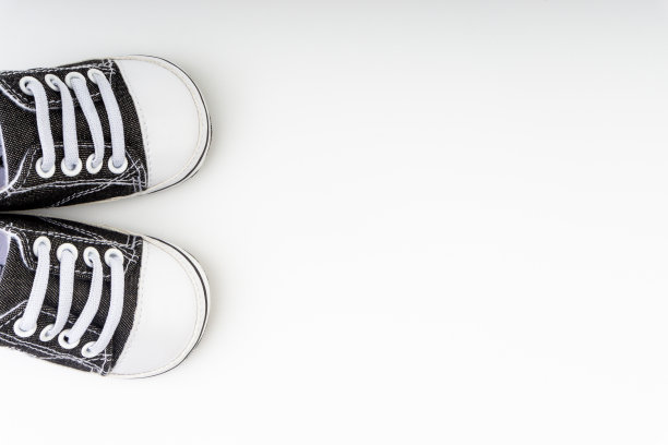 白色背景上的婴儿鞋。有选择性的重点图片下载