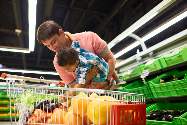 慈爱的父亲带着男孩买新鲜水果图片下载