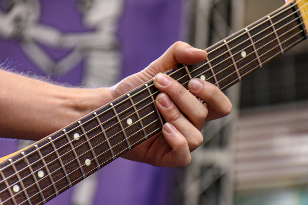 手指弹奏电吉他图片下载