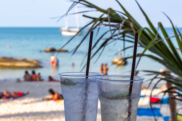 欢乐时光沙滩上的冰鸡尾酒图片下载