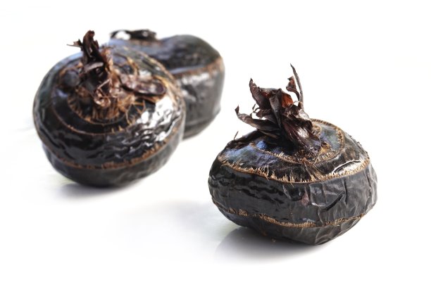 白底水煮松露或水煮马蹄，选择焦点和自由的文字空间。在摄影棚拍摄广告。图片下载