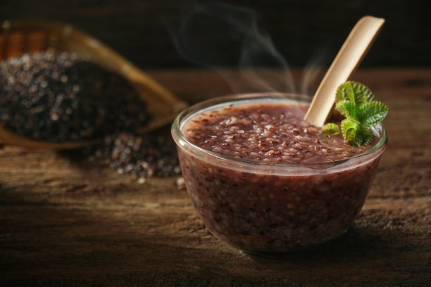 靠近煮熟的米浆果在碗上的木桌。米浆果背景。食物和健康的概念。图片下载