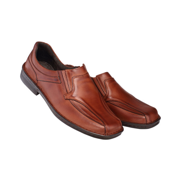 白色背景上的棕色男士皮鞋图片下载