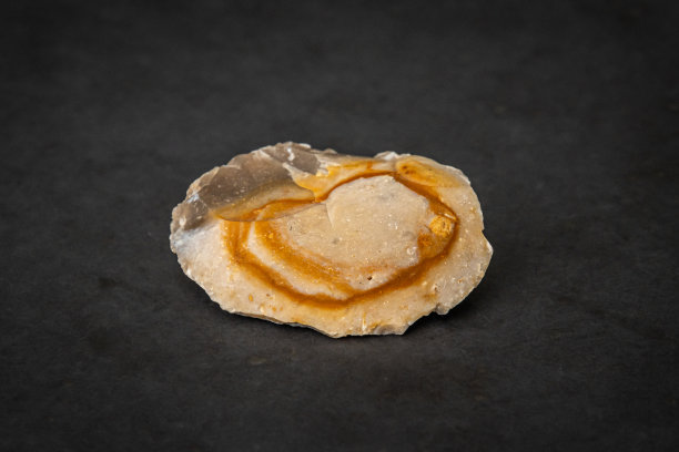 石器时代用来生火和狩猎动物的火石的古老部分图片下载