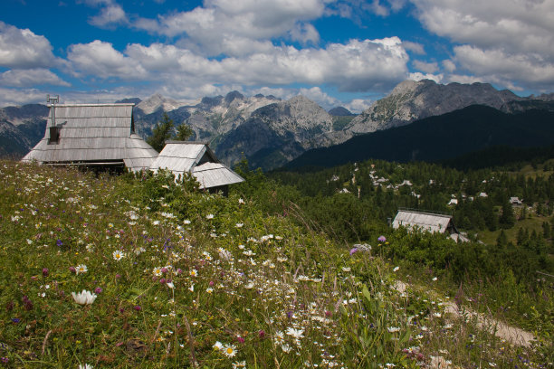 Velika Planina高山草地的美妙景色，在一个阳光明媚的日子斯洛文尼亚美丽的自然航拍照片图片下载
