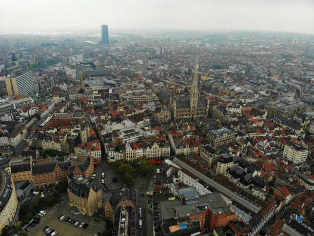 从上面俯瞰，令人惊叹的景色。比利时的首都。伟大的布鲁塞尔。非常有历史和旅游的地方。必须看到。从无人机。圣米歇尔大教堂图片下载