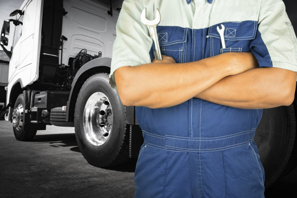 专业汽车修理工用扳手修理半卡车。图片下载