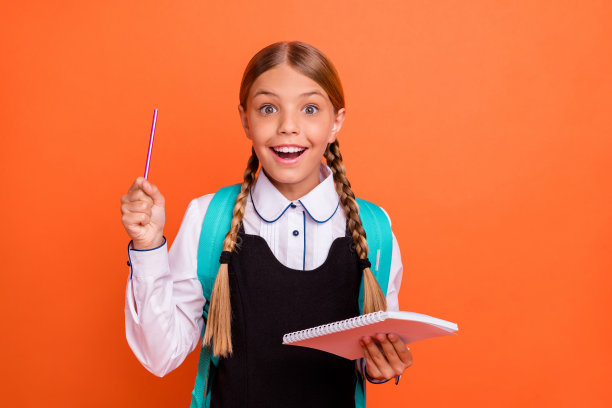 她的特写肖像，她很好，迷人，可爱，可爱，可爱，活泼，聪明的十多岁的女孩学习科目新的年级，明亮，生动的亮橙色背景孤立图片下载