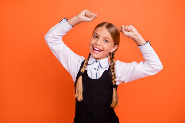 她的肖像，她很好，有吸引力，可爱的，精心打扮，迷人的可爱，愉快的，愉快的十来岁的女孩欣喜地有乐趣的秋天孤立在明亮生动的亮橙色背景图片下载