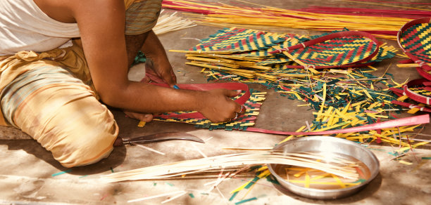 人们在一个地方用红竹制的东西工作图片下载