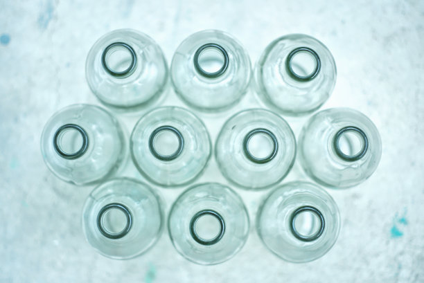 俯视图组空瓶子重复使用玻璃在地上。图片下载