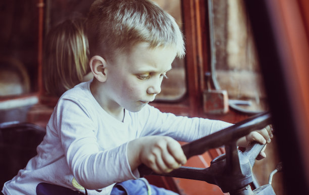 孩子们在农用拖拉机上玩耍图片下载